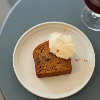 Instagramの投稿：クリームを添えて、丸いお皿にのせたキャロットケーキ