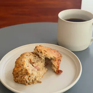 Instagramの投稿：割ったハムチーズスコーンと、コーヒーのマグカップ