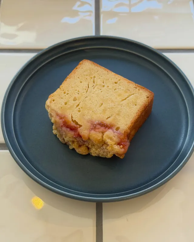 青灰色の皿にのった、すももジャムのパウンドケーキ